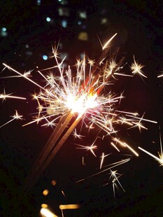 夜空中闪耀的绚烂烟花