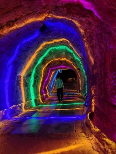 梦幻彩色灯光地下隧道