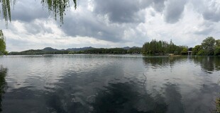 宁静湖畔风光