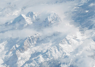 空中俯瞰壮丽雪山景观