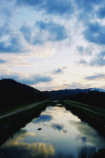 山间静谧水道映天色