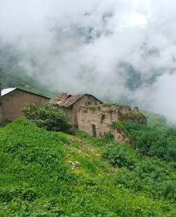 云雾中的山间古朴小屋