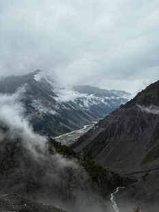 云雾缭绕的壮丽山脉景观