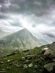 云雾缭绕的巍峨高山