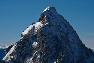 巍峨雪山尖峰