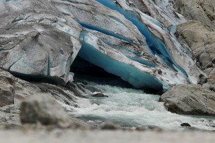 冰川洞穴下的潺潺流水