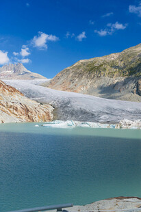 高山湖泊与壮丽冰川景观