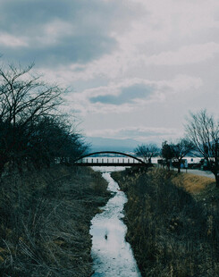 冬日河道上的桥梁风景
