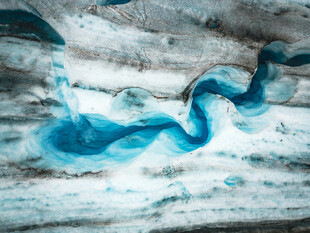 蓝色液体在纹理表面流动