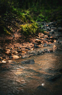 山间溪流
