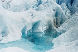 冰川洞穴中的幽蓝之美