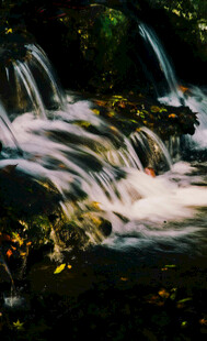 山间溪流瀑布美景