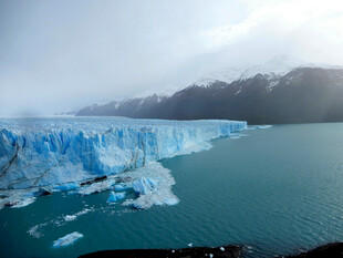 壮观冰川与蓝色水域景观