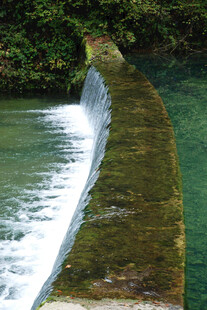 山间流水小瀑布景观