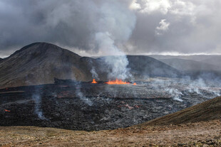 火山喷发壮观景象