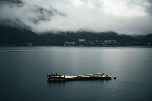湖面上孤独的漂浮平台
