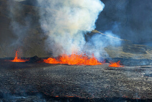 火山熔岩喷发壮观景象