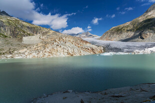高山湖畔壮丽冰川景观