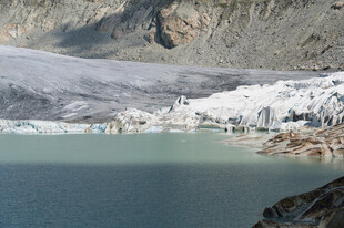 高山冰川下的碧绿湖水