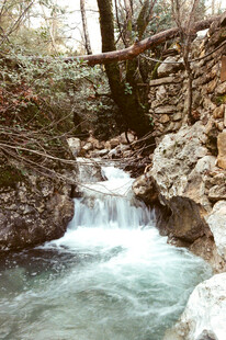 山间溪流潺潺的自然美景