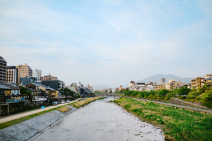 城市河畔风光