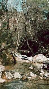 山间溪流