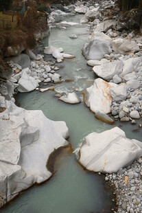 山间溪流与嶙峋怪石