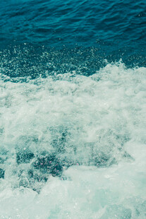 海上翻涌的白色浪花