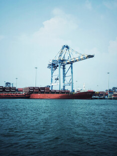 港口大型起重机与货船