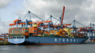 港口巨型集装箱货轮