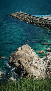 海边礁石与延伸的防波堤