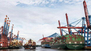 繁忙港口的壮观景象