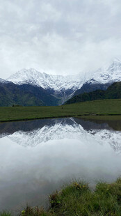雪山湖泊美景倒影