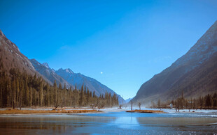 壮丽山谷中的静谧湖泊