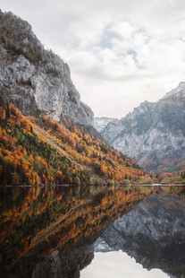 秋日山水倒影美景