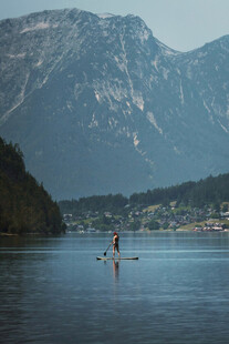 湖上划桨者与远山美景