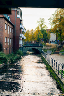 河畔秋色中的古朴城市风景