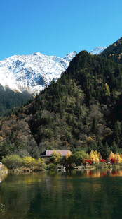 雪山下的湖畔多彩景致