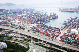 繁忙港口与高架桥景观