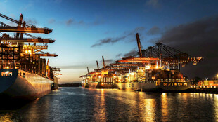 港口夜景中的繁华船舶景象