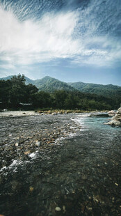 山间清澈溪流与碎石风景