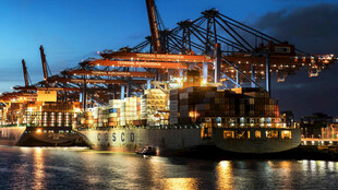 港口夜景中的繁忙货运码头