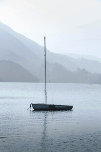 湖面上孤独的小帆船