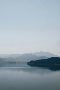 宁静湖面与远山的自然景致