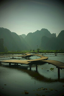 宁静山水间的木质栈桥