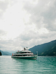 湖面上的豪华游轮