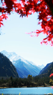 红叶映湖与远山美景