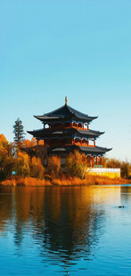 湖畔古亭映蓝天