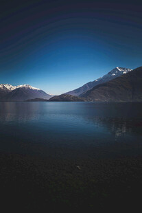 静谧湖景与远山的美丽风光