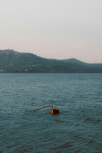 孤舟泛于宁静水面